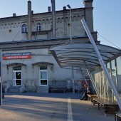Dworzec kolejowy i autobusowy w Ząbkowicach Śląskich. Na PKP mogło by być lepiej. Bez toalety szerzy się patologia, a o tej w poczekalni PKP chyba mało kto wie, a jej stan ... bez komentarza.